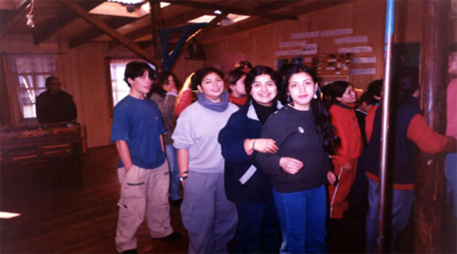 Pato, Marita, Yanine y Teresita en primer plano, aniversario escuela 1999.